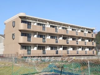 【広島市安佐北区上深川町のマンションの建物外観】