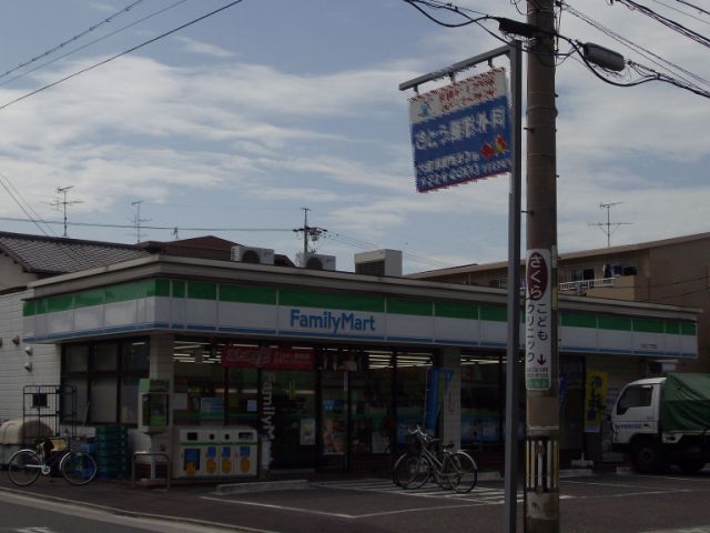 コンビニ　ファミリーマート（コンビニ）まで470m