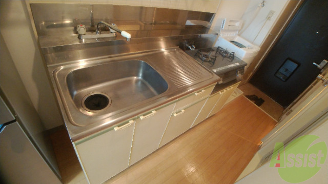 キッチン　十分な広さのキッチンです。収納もたくさんありますね。