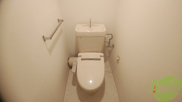 トイレ　大変便利なウォッシュレットもついております。