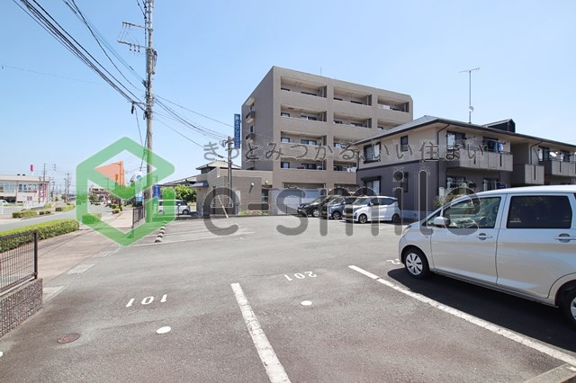 駐車場　駐車場があるので、車を買う予定の方も安心です
