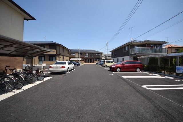 【川越市神明町のアパートの駐車場】