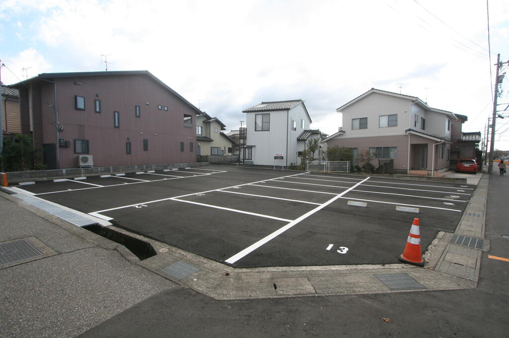 【サンハイツAの駐車場】