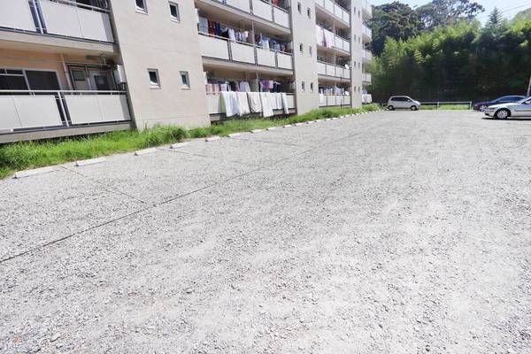 【田辺市稲成町のマンションの駐車場】