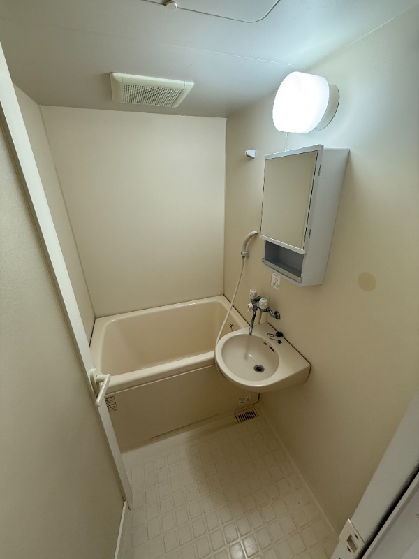 バス・シャワールーム　収納鏡つき