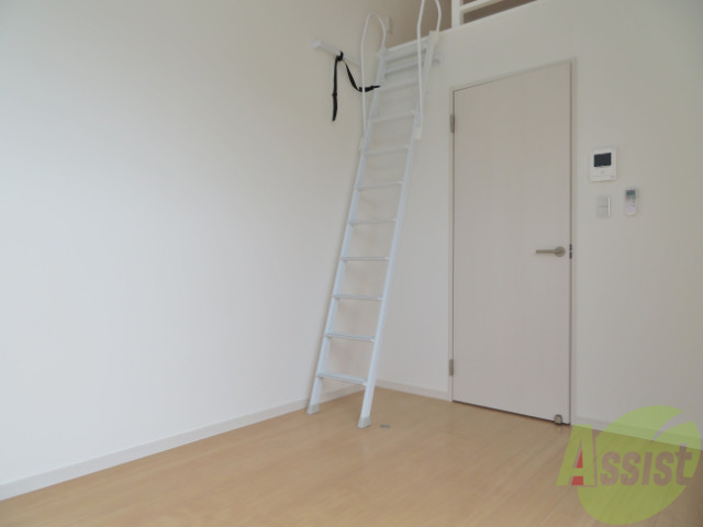 居室・リビング　リビングは５．８帖の洋室になります。白い壁がお洒落ですね