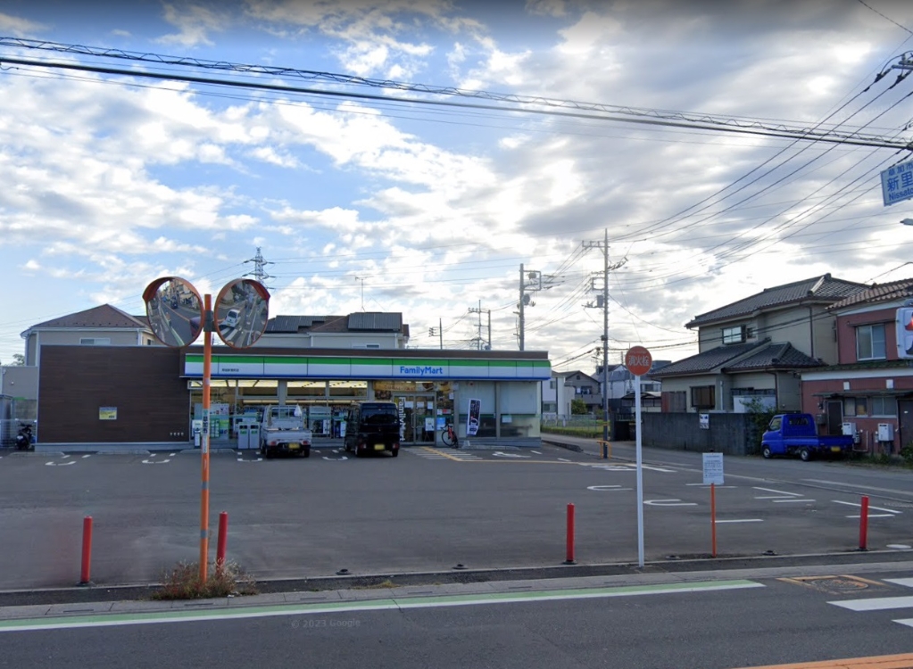 コンビニ　ファミリーマート 草加新里町店（コンビニ）まで277m