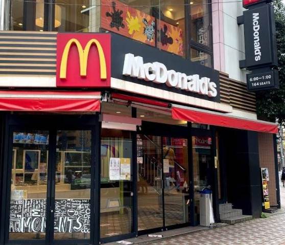 飲食店　マクドナルド国立店（飲食店）まで711m