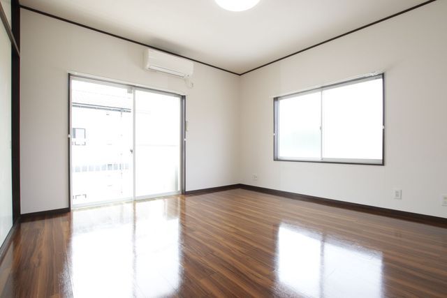 居室・リビング　二面採光で明るいです