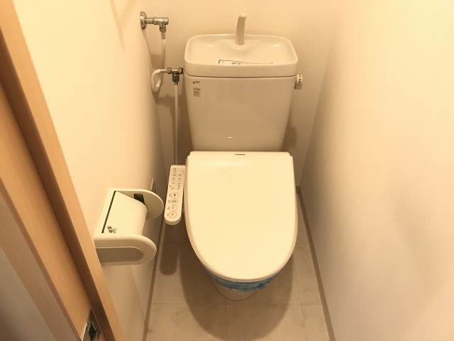トイレ　温水洗浄便座