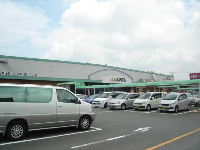 エントランス　アピタ（複合モール）まで1，200ｍ