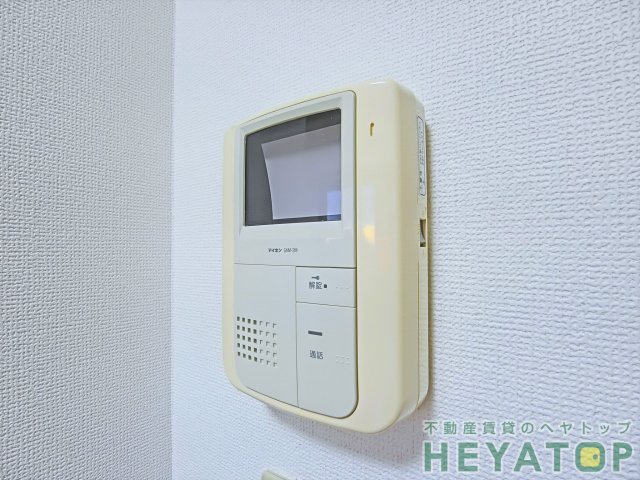 セキュリティ　モニター付きドアホンで安心確認（同仕様写真）