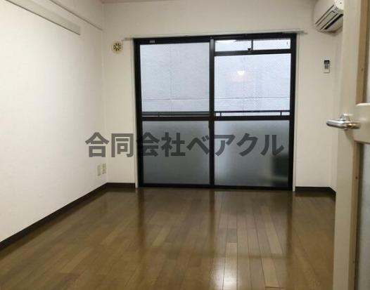 居室・リビング　出窓があります