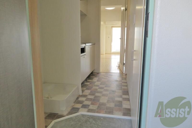 玄関　玄関から見た景色はこちらです。カーペットが可愛いですね。