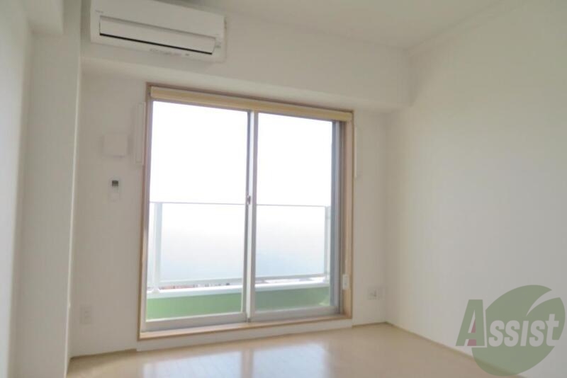 居室・リビング　大きな窓から入る日差しがポカポカ暖かそうです。