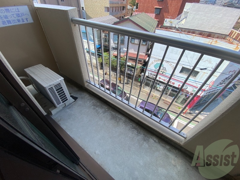 バルコニー　ここに収納があります。収納があると部屋が広く使えます。