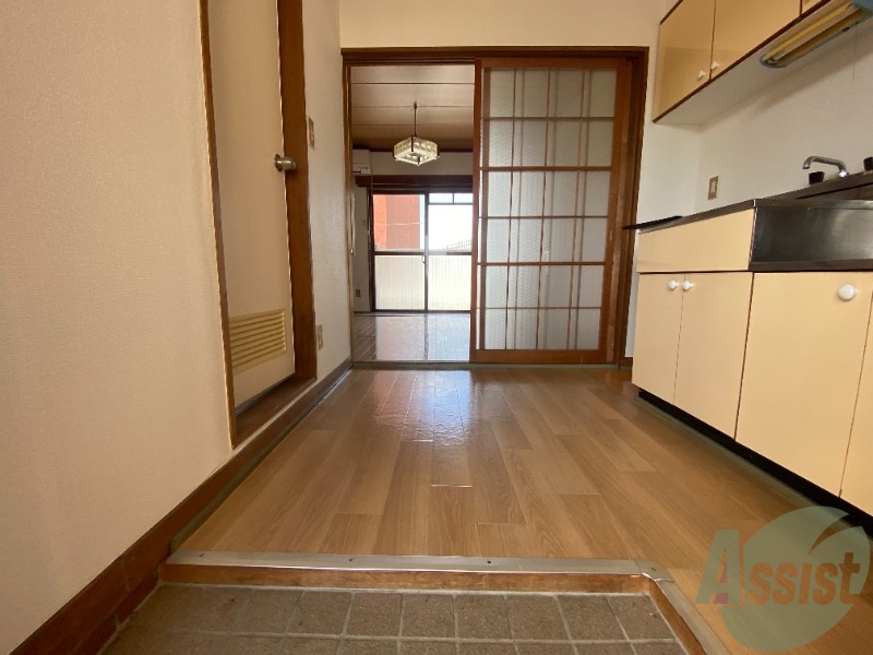 玄関　外から玄関を撮影してみました。広いリビングに繋がっています。