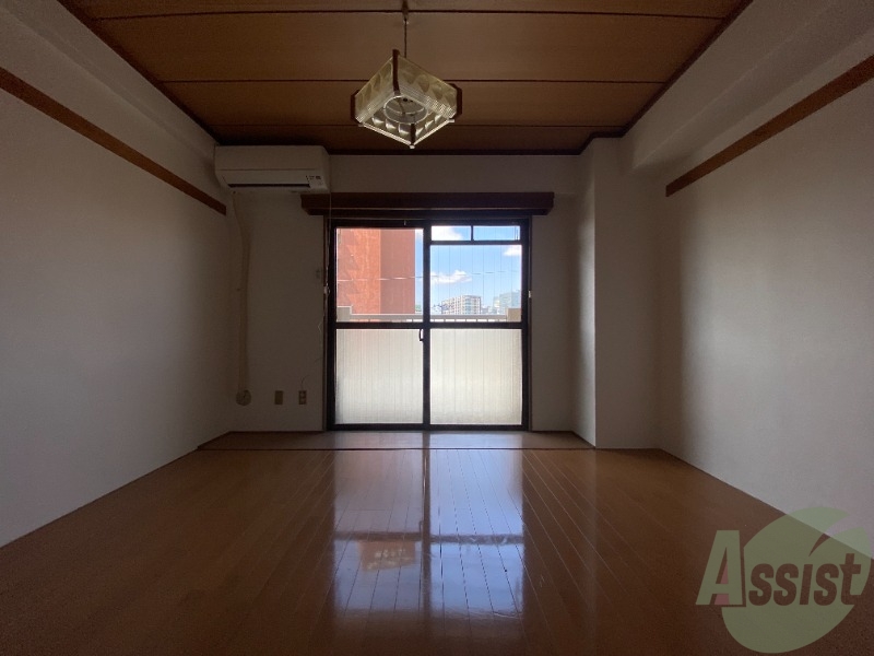 居室・リビング　リビングはこんな感じです。窓が大きくて良く陽が入ってきます。