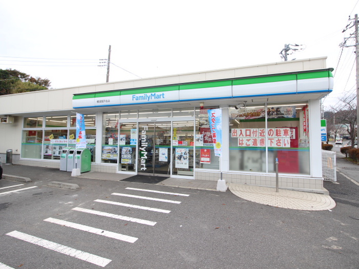 コンビニ　ファミリーマート横須賀芦名店（コンビニ）まで450m