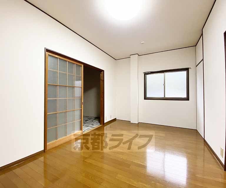 居室・リビング　落ち着いた雰囲気のお部屋です
