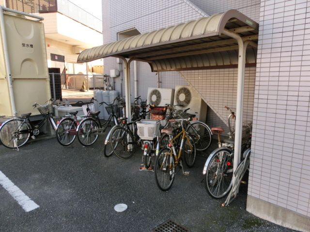 その他共有部分　屋根付きの駐輪場です。