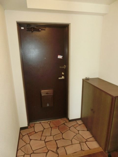 玄関　玄関にはシューズボックスあります