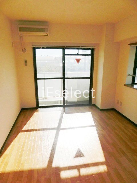 居室・リビング　フローリング張りで明るい洋室です。