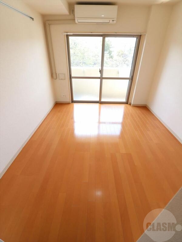 居室・リビング　６．４帖の洋室です