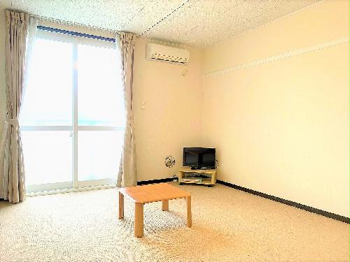 居室・リビング　カーテンやテーブル、テレビも備え付けです