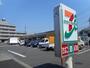 コンビニ　セブンイレブン（コンビニ）まで869m