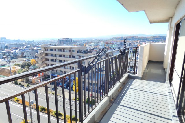 バルコニー　洗濯物も沢山干せる大きなL字バルコニー。