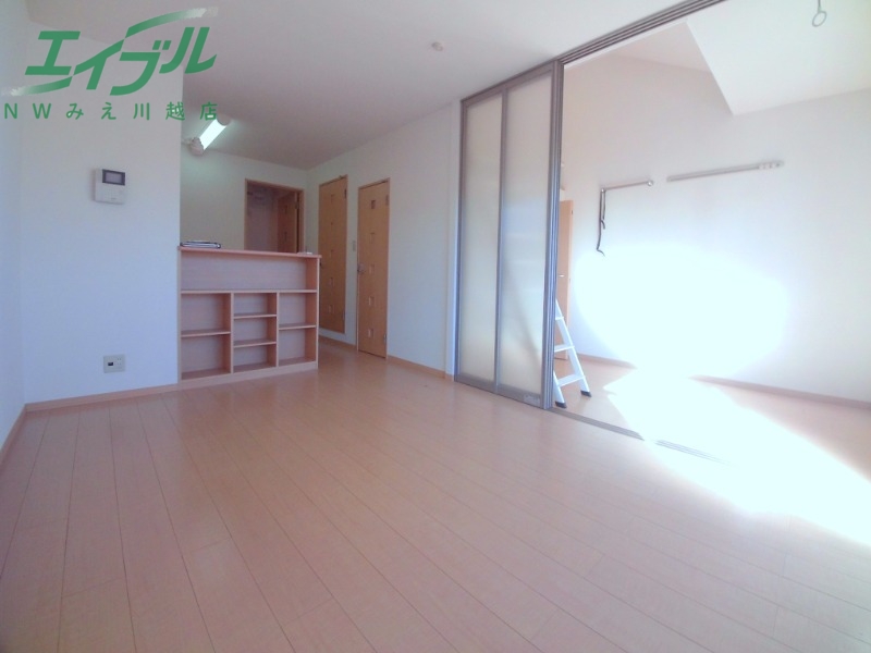 居室・リビング　同物件別室反転タイプ画像