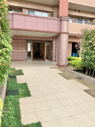 エントランス　落ち着いたエントランスです