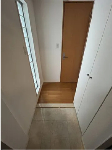 玄関　別号室のお写真を使っております。 参考程度にご覧ください。