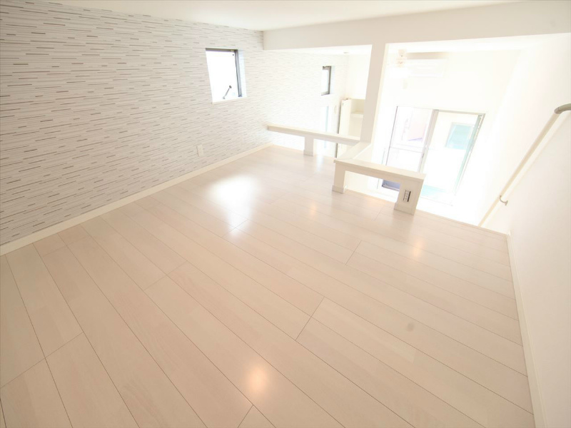 その他部屋・スペース　上階ロフト6.1帖（収納としても収納しても使えます）