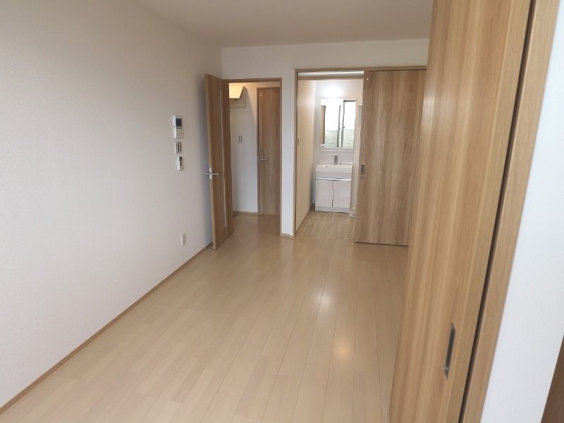 居室・リビング　ＬＤＫ9.7帖　エアコン完備　バルコニーに面しています