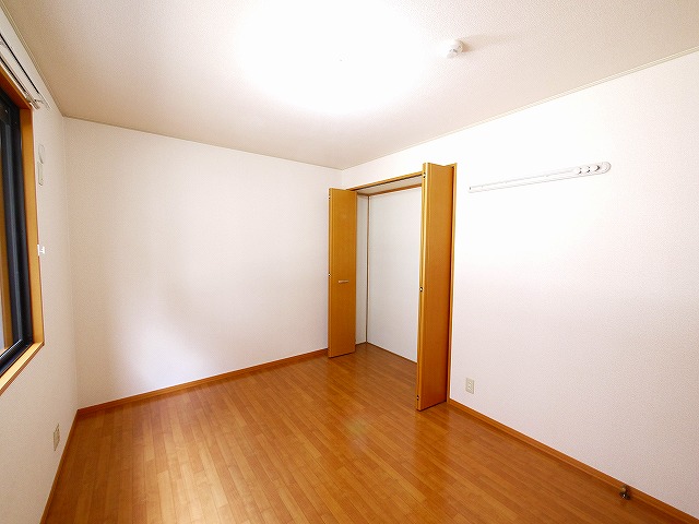 その他部屋・スペース　落ち着いた色調の寝室です