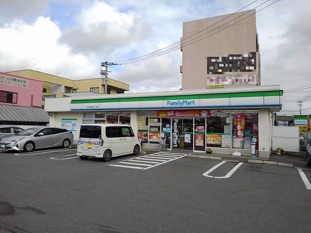 コンビニ　ファミリーマート東合川４丁目店（コンビニ）まで590m