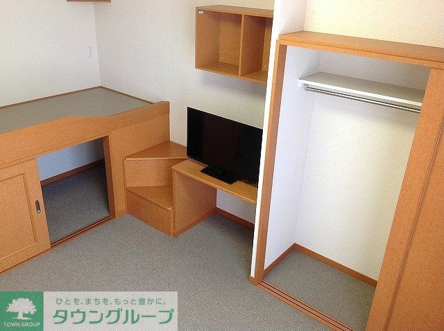 その他部屋・スペース　1階はフローリング、2階はじゅうたんです。