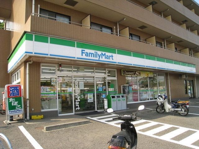 コンビニ　ファミリーマート（コンビニ）まで1300m