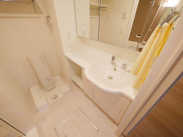 洗面設備　ゆったりとスペースのある洗面所