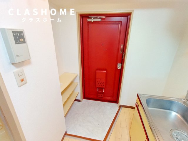 玄関　同物件の別部屋になります。