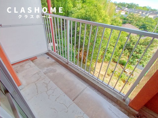 バルコニー　同物件の別部屋になります。
