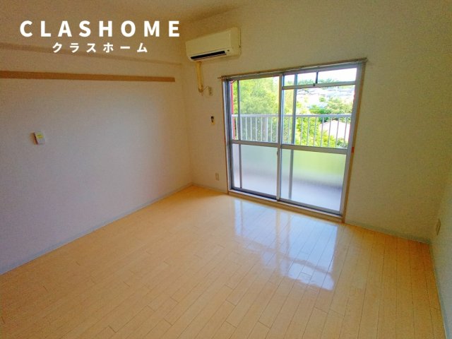 居室・リビング　同物件の別部屋になります。