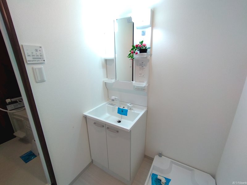 洗面設備　使い勝手の良い、シャワー付き洗面台完備！