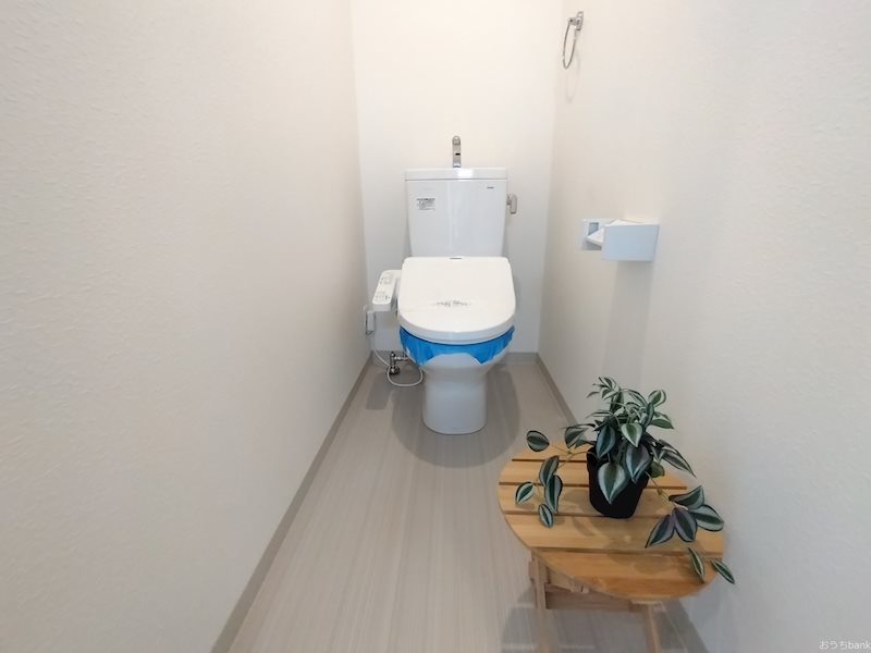 トイレ　清潔感のある洋式トイレは温水洗浄便座がついてます。