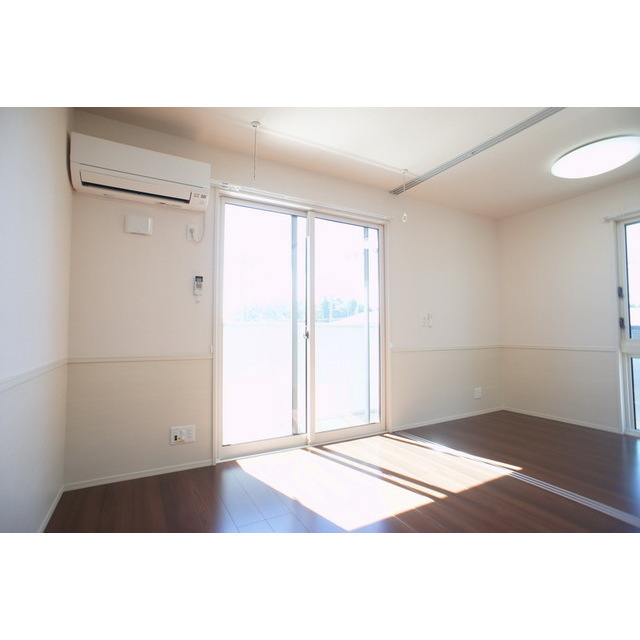 居室・リビング　高い天井の室内で随所に気遣いを感じます