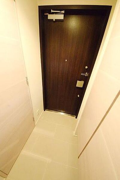 玄関　写真は同タイプ住居です。