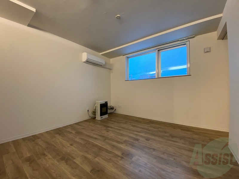 居室・リビング　リビングです。木目のフローリングが落ち着きますね。