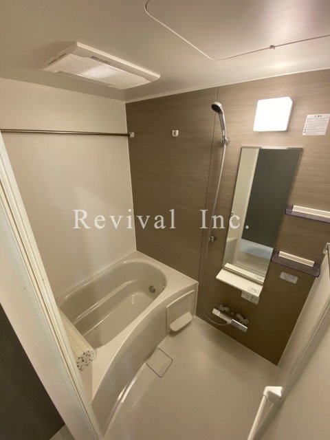 バス・シャワールーム　追い焚き・浴室乾燥完備でございます